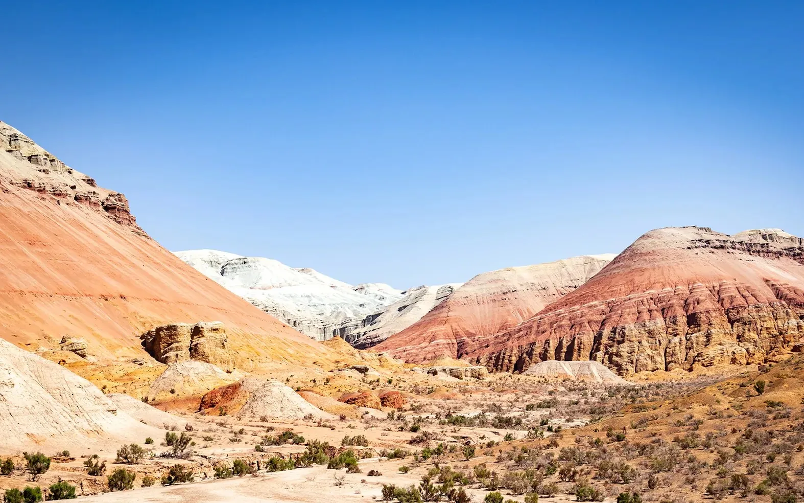 Горы Актау в нацпарке Алтын-Эмель — разноцветные меловые горы весной