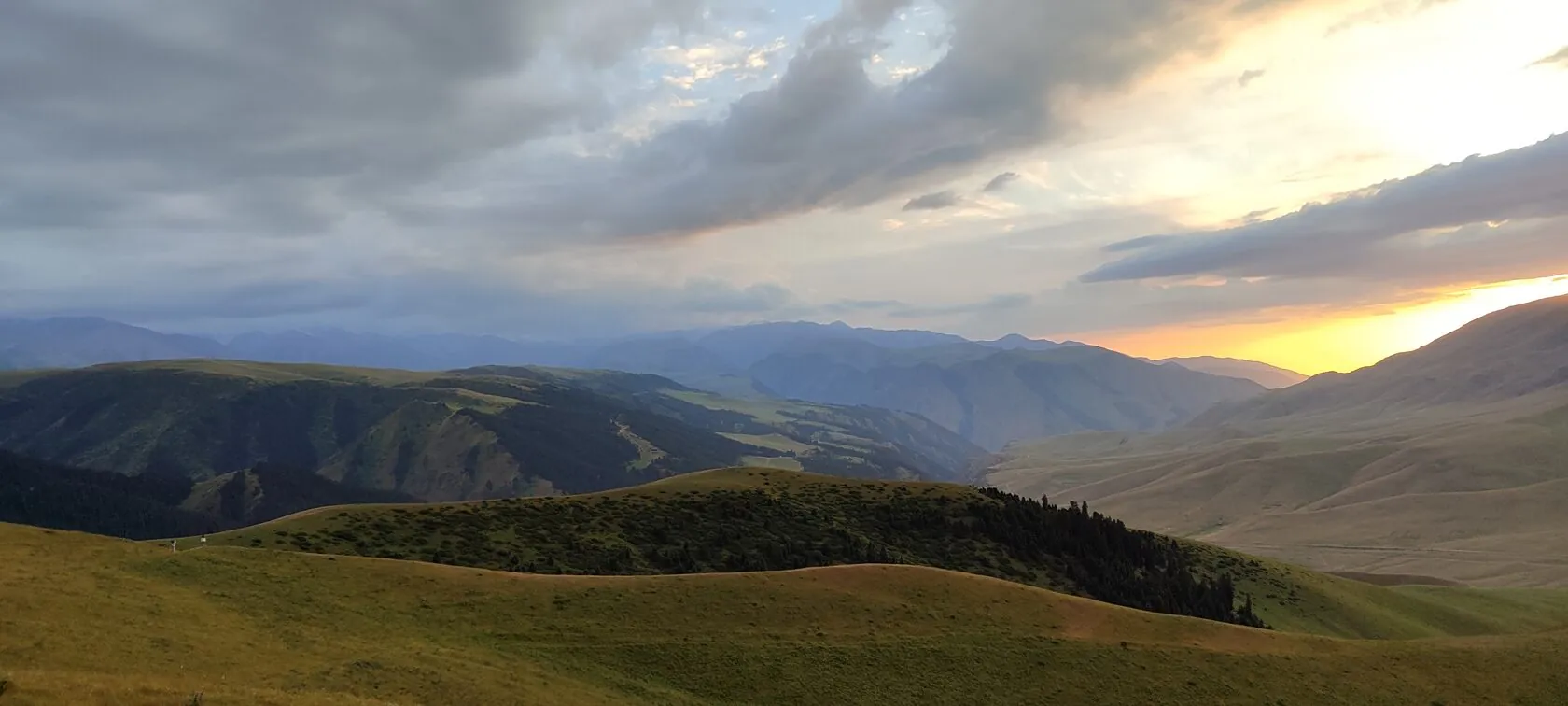 Плато Ассы — высокогорная равнина с видом на горы