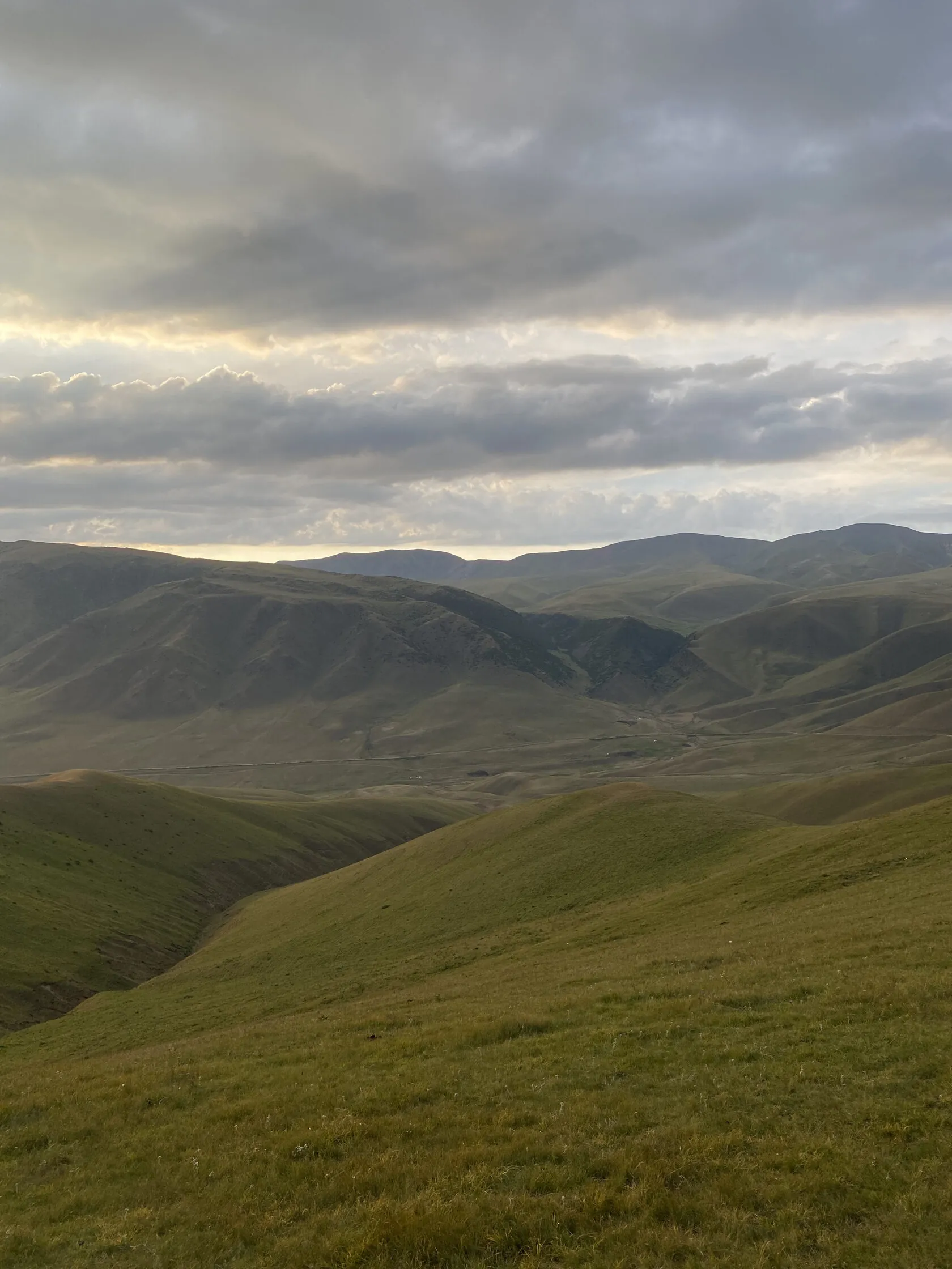 Плато Ассы — высокогорная равнина с видом на горы — 4