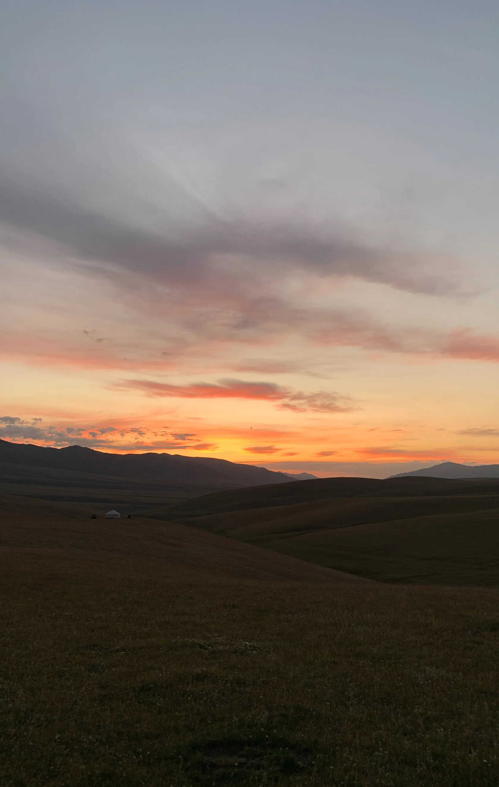 Плато Ассы — высокогорная равнина с видом на горы — 6