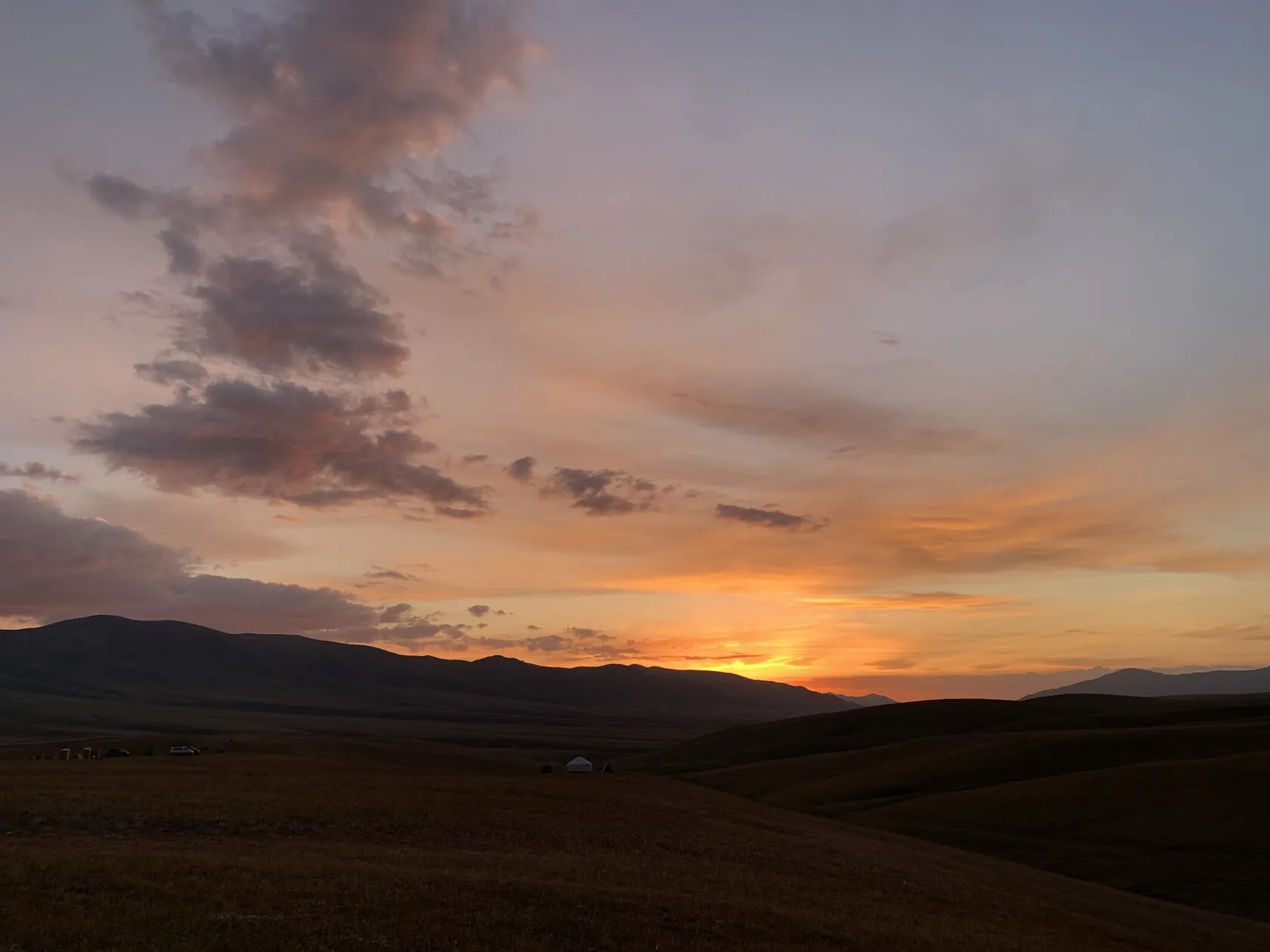 Плато Ассы — высокогорная равнина с видом на горы — 7