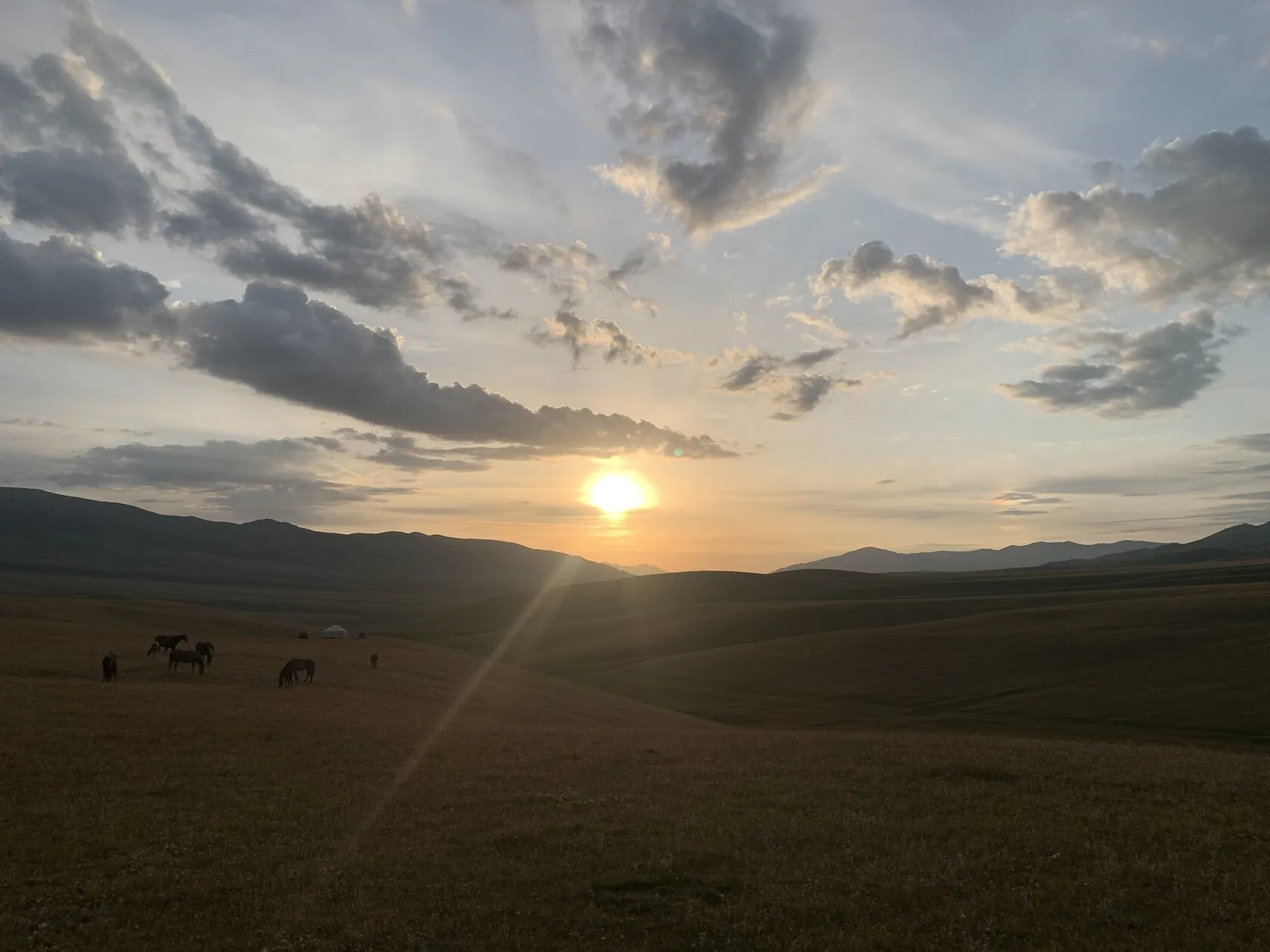 Плато Ассы — высокогорная равнина с видом на горы — 9