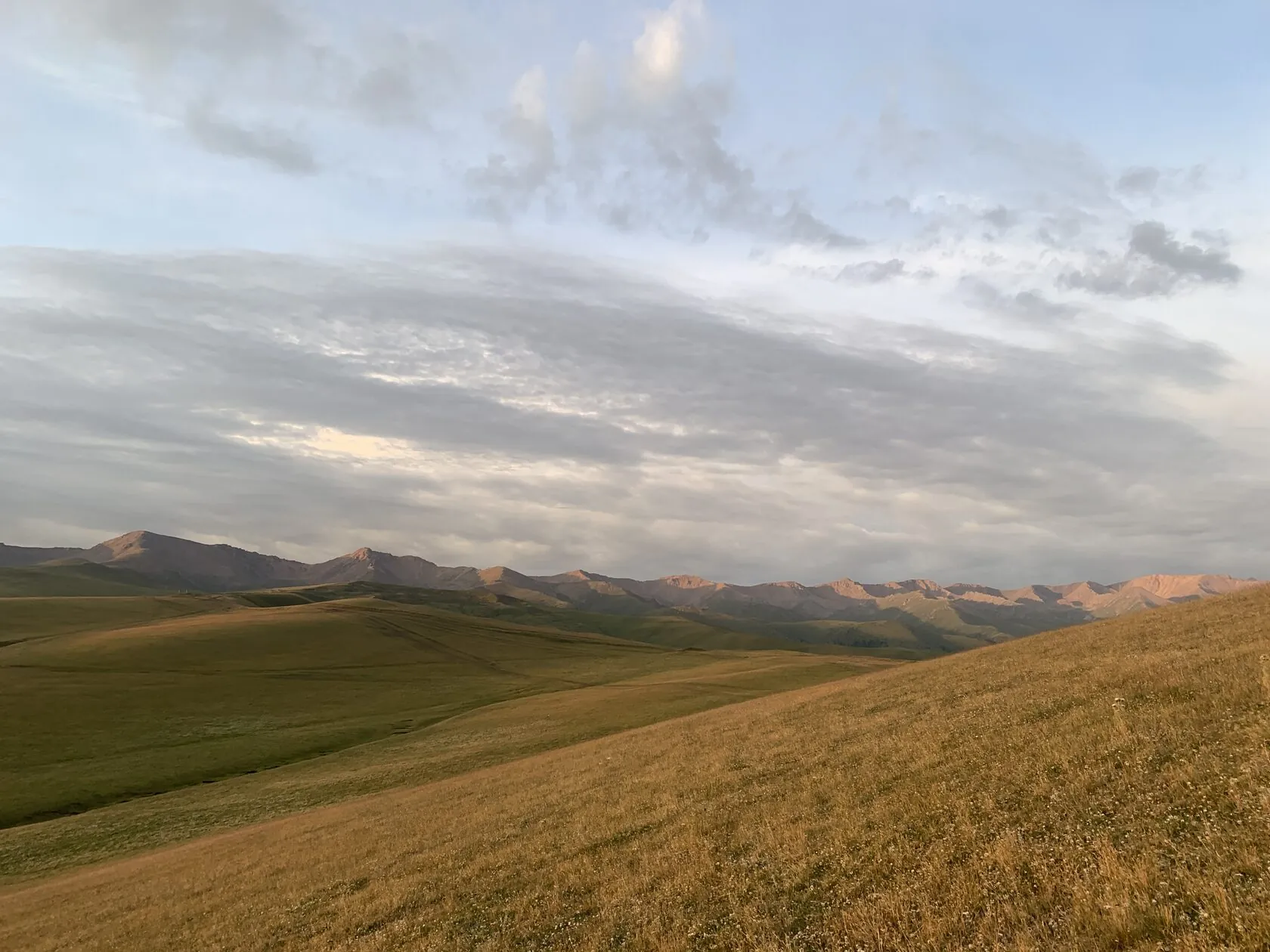 Плато Ассы — высокогорная равнина с видом на горы — 10