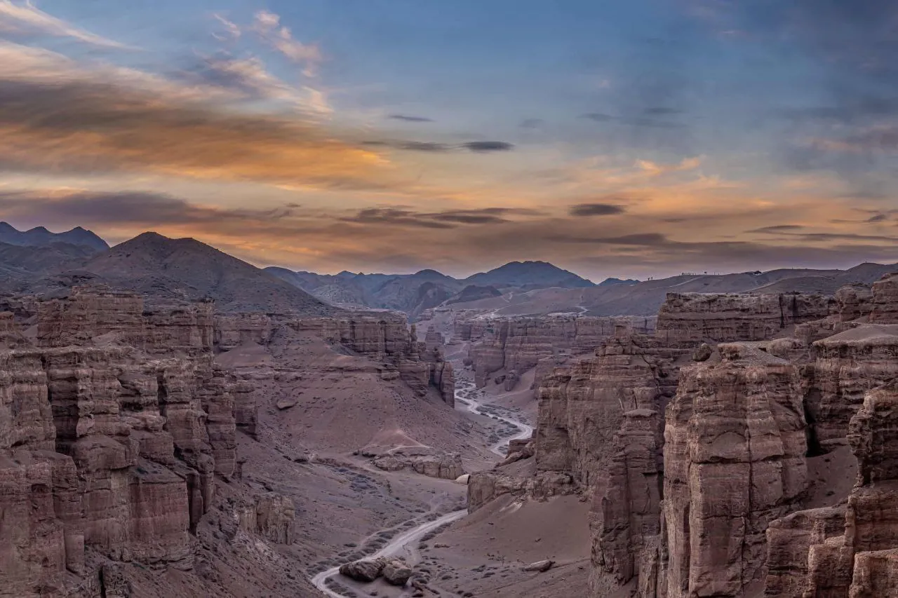 Чарынский каньон весной — Долина замков из красного песчаника