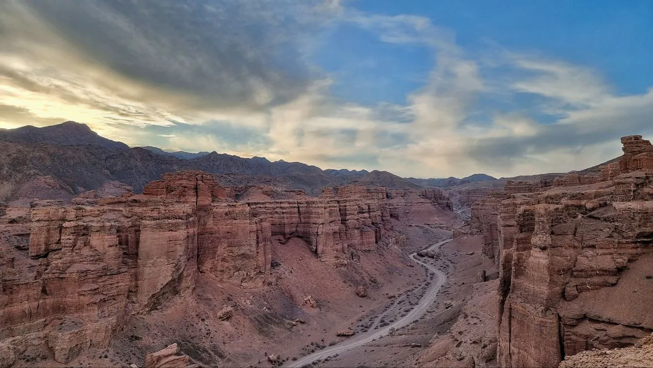 Чарынский каньон весной — Долина замков из красного песчаника — 3