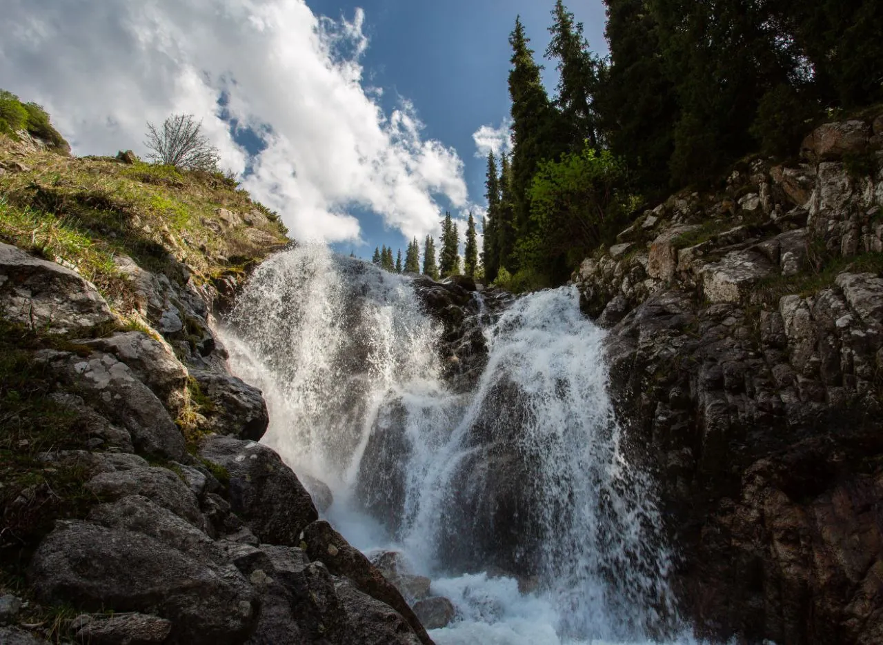 Горные тропы под Алматы в мае — зелень и тающий снег — 4