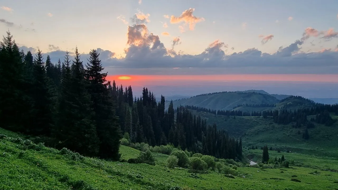 Горные тропы под Алматы в мае — зелень и тающий снег — 7