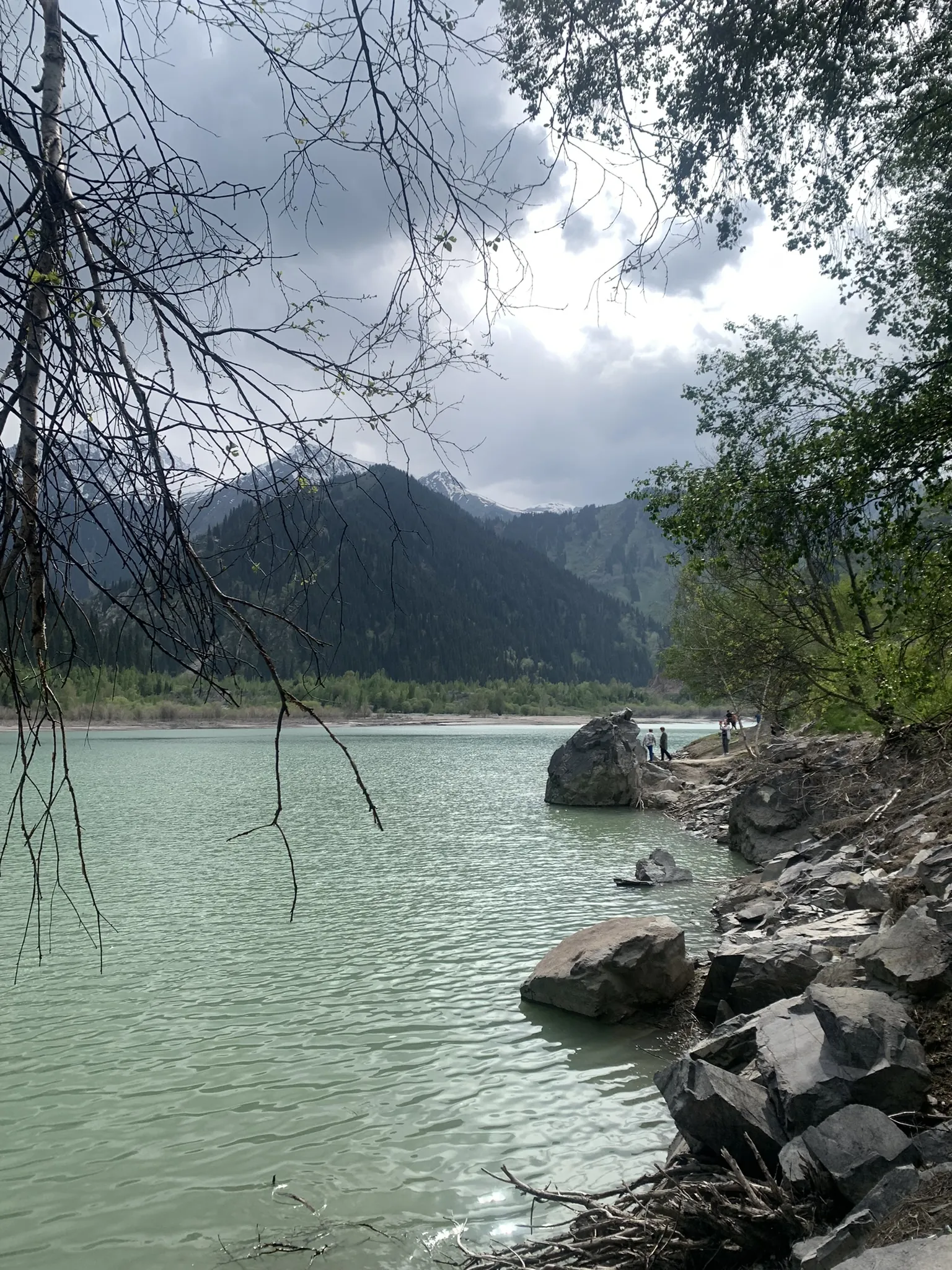 Озеро Иссык — горное озеро в ельнике под Алматы