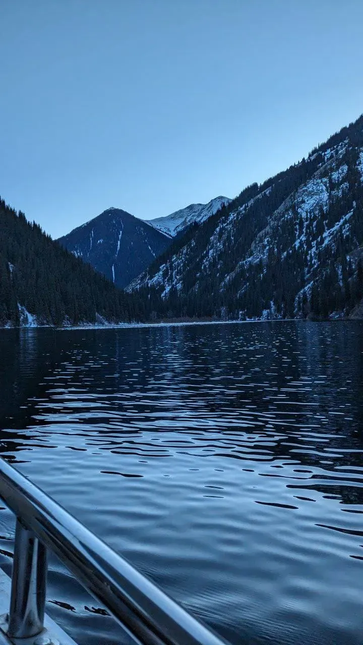 Кольсайские озёра — горное озеро среди тянь-шаньских елей