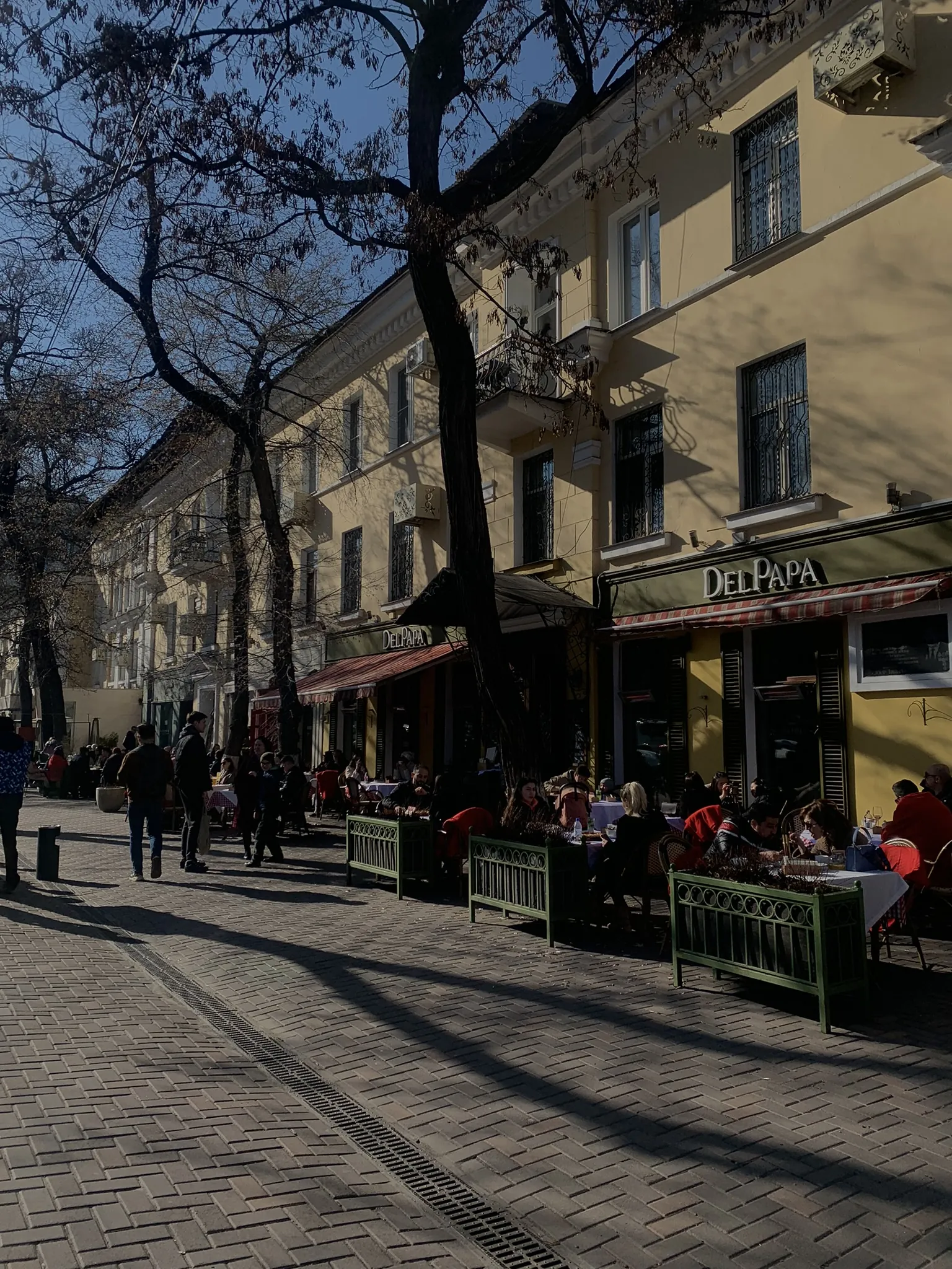 Летние террасы кафе в Алматы ранней весной