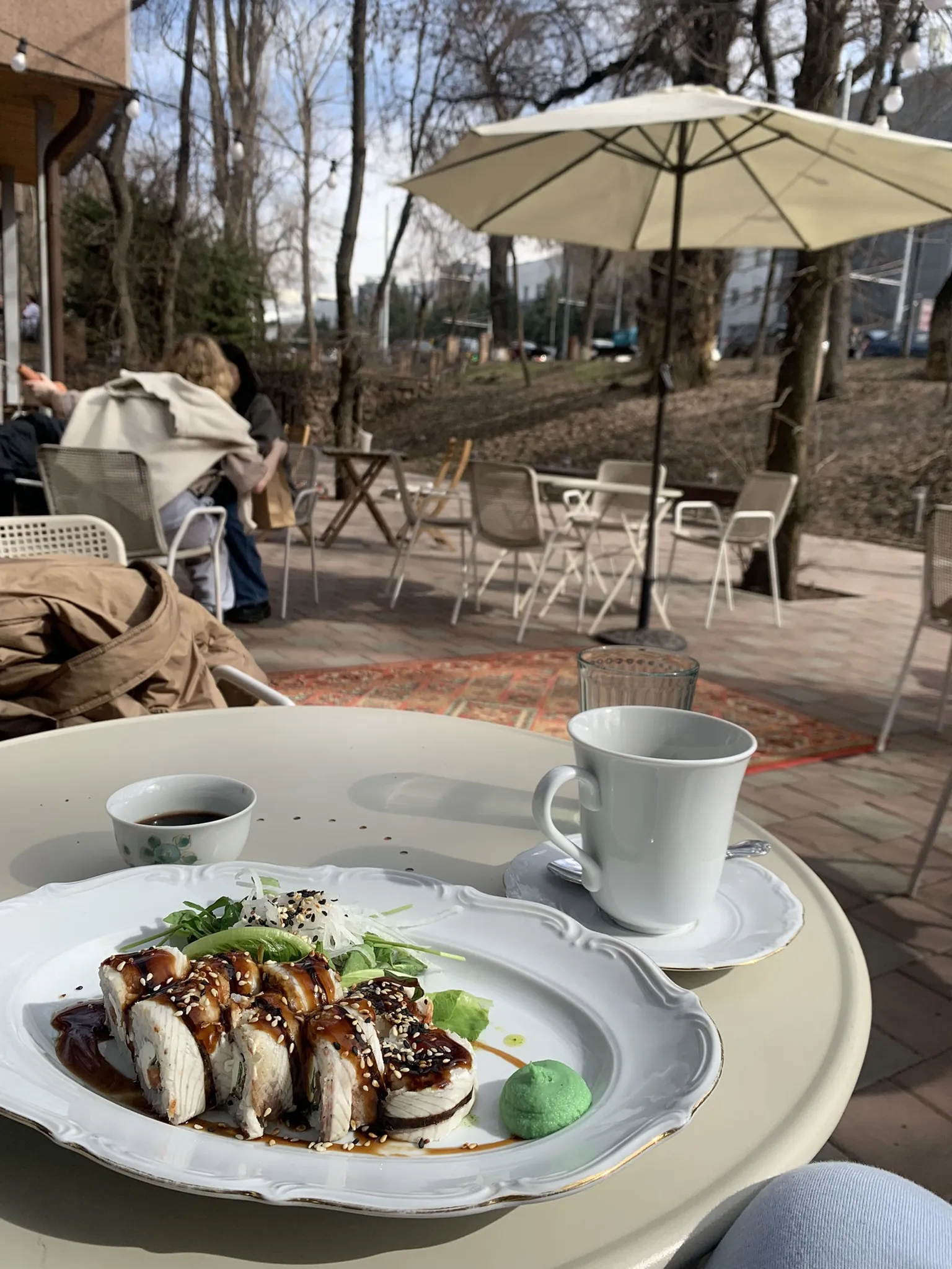 Летние террасы кафе в Алматы ранней весной — 2