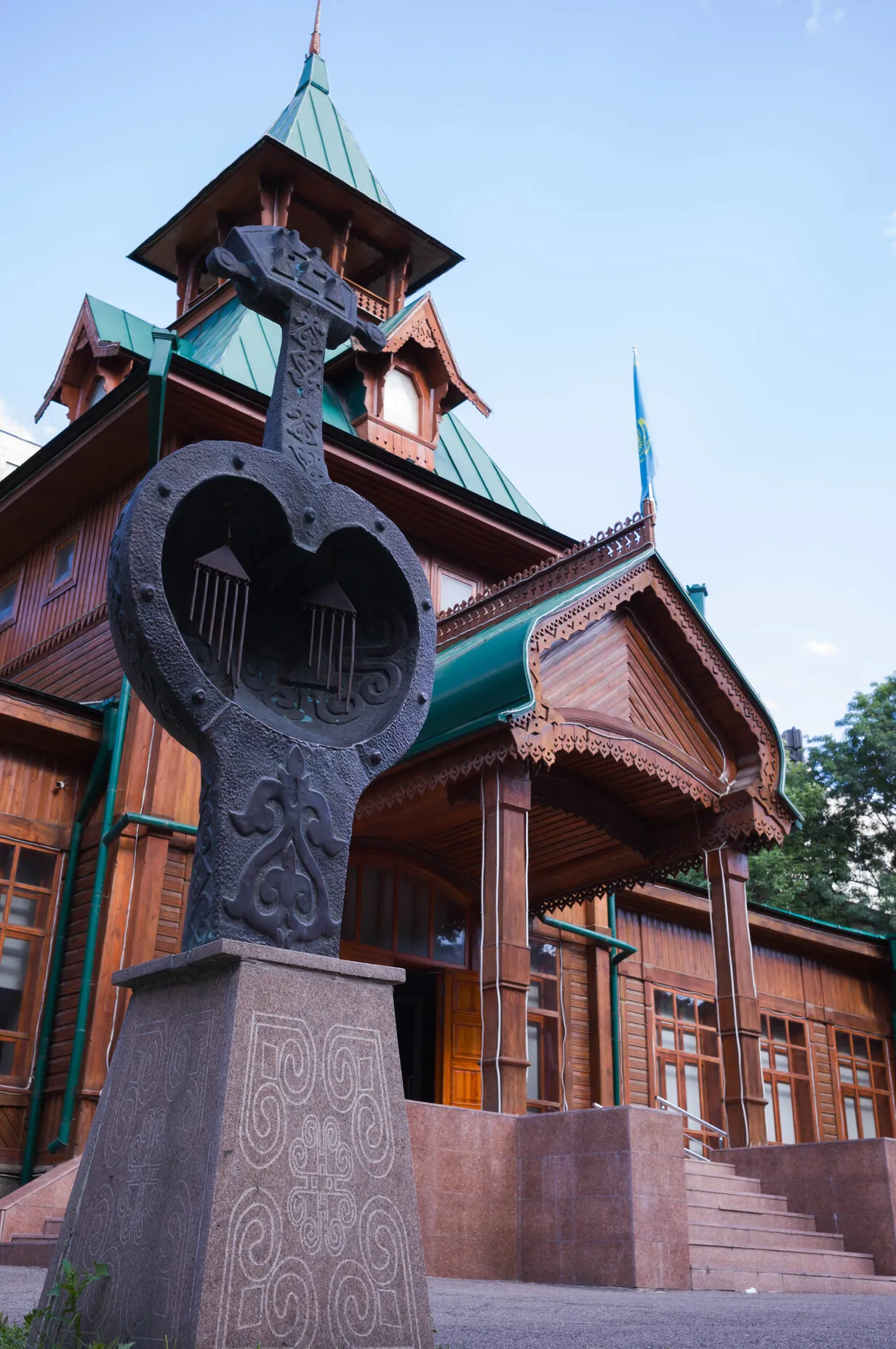 Музей народных инструментов им. Ыхласа — деревянный терем 1908 года в Алматы