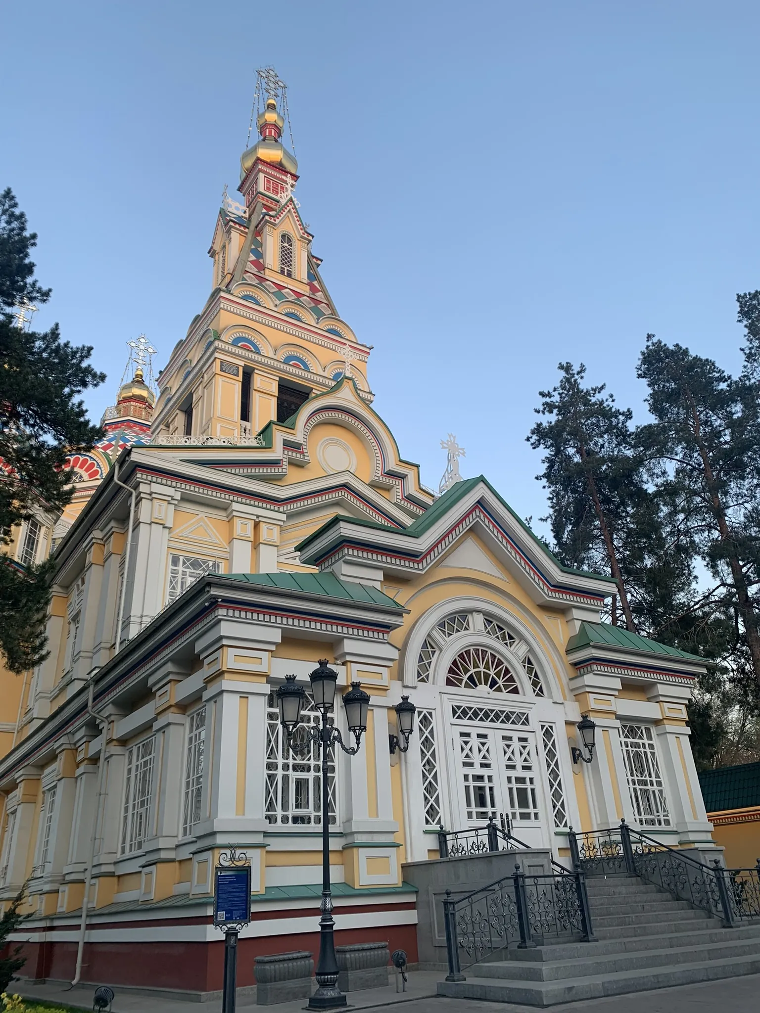 Парк 28 панфиловцев и деревянный Вознесенский собор в Алматы