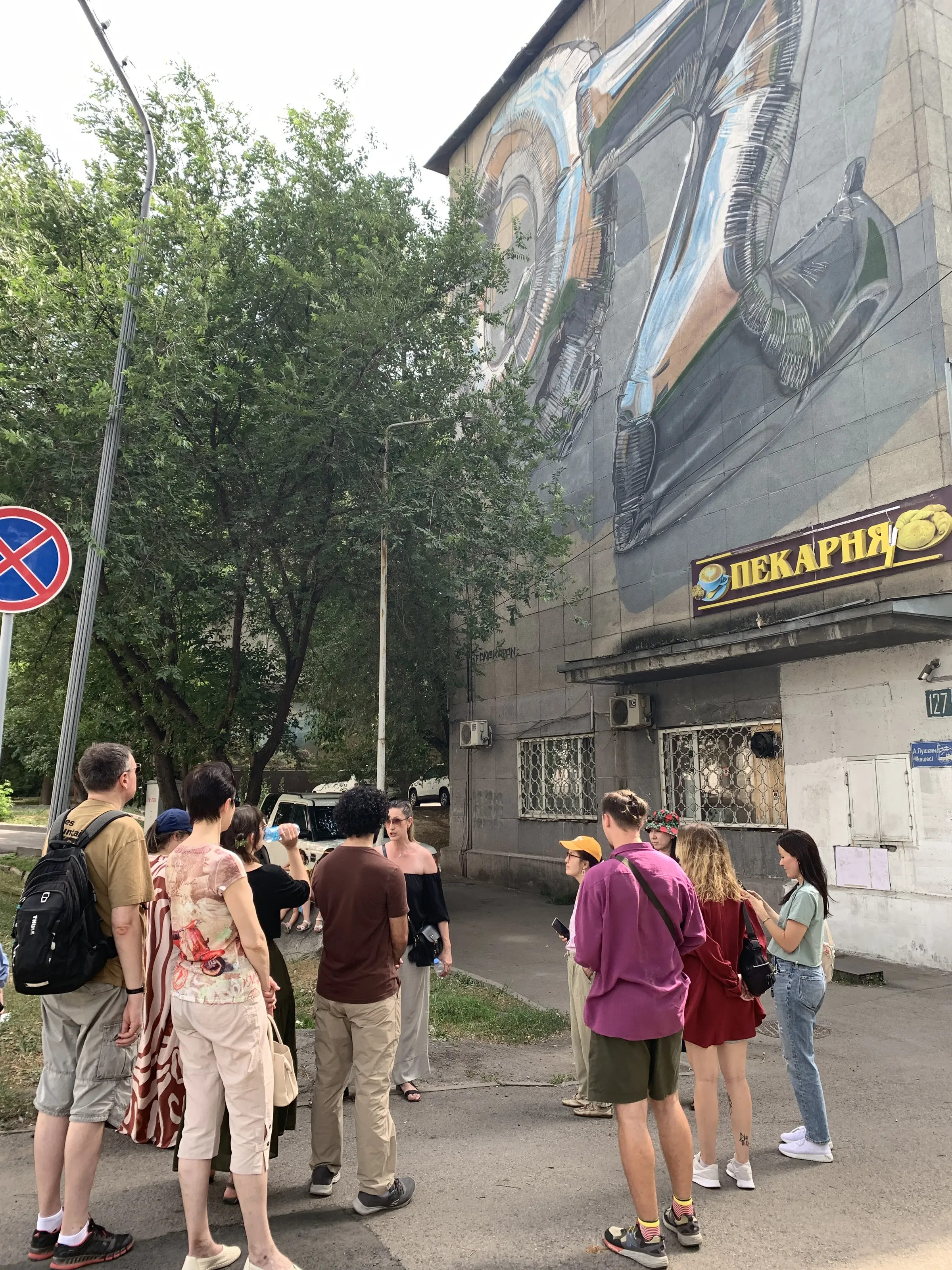 Городская экскурсия по Алматы — группа на маршруте