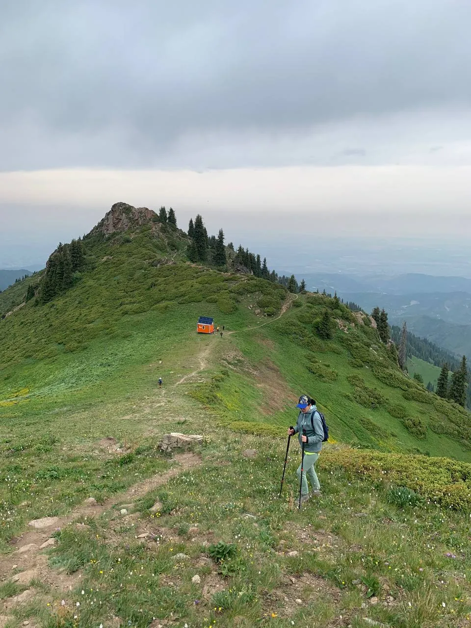 Корпоративный поход — группа на маршруте в горах