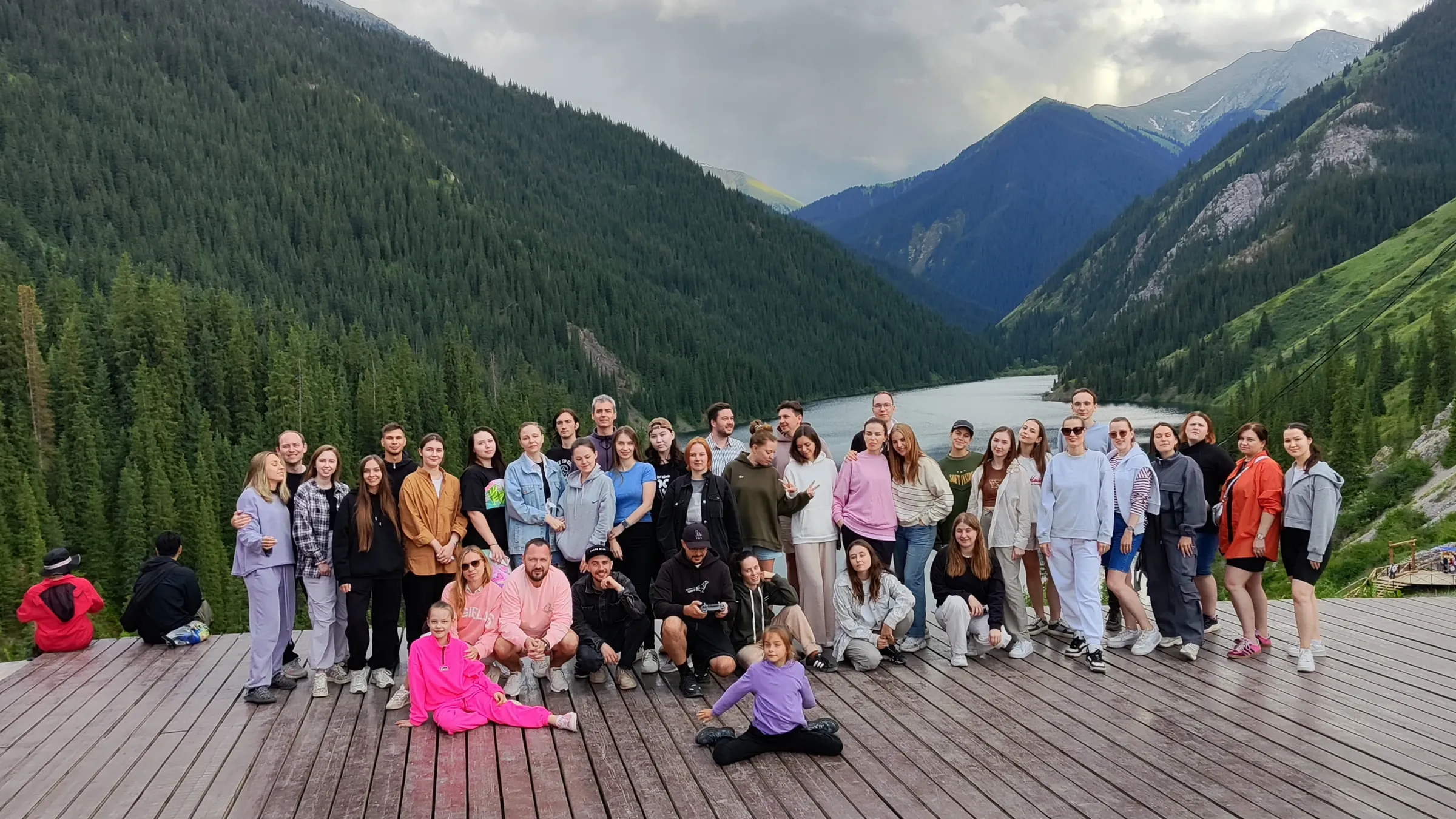 Корпоративная группа на природе